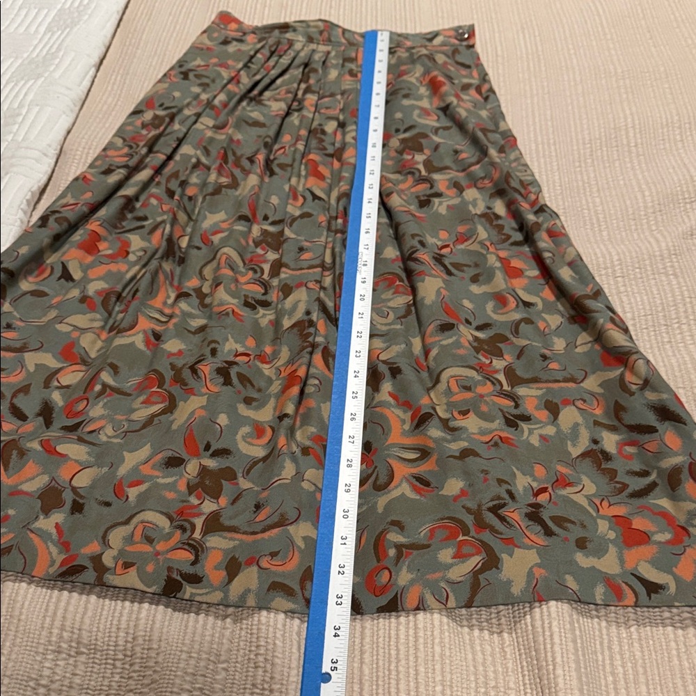 Lovely Vintage Midi Skirt in Dusty Olive Green and Orange - Picture 8 of 8
